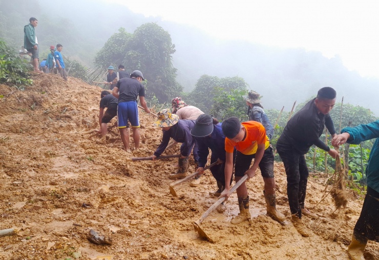 Lũ "nuốt chửng" nhiều tuyến đường, hàng nghìn người đang bị cô lập - 14