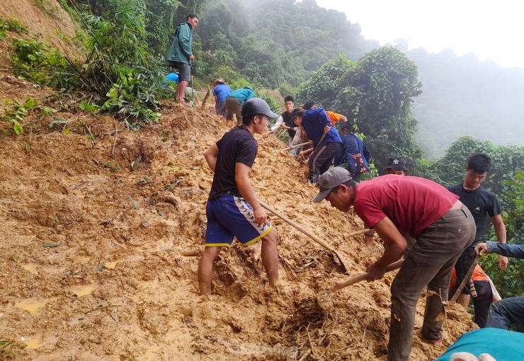 Lũ "nuốt chửng" nhiều tuyến đường, hàng nghìn người đang bị cô lập - 15