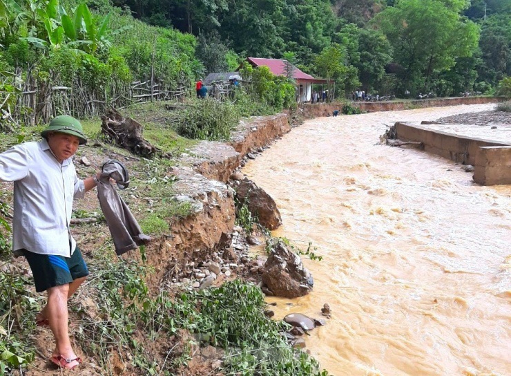 Một đoạn đường thảm nhựa dài hơn 100m đi qua xã Chiêu Lưu bị lũ cuốn trôi hoàn toàn.