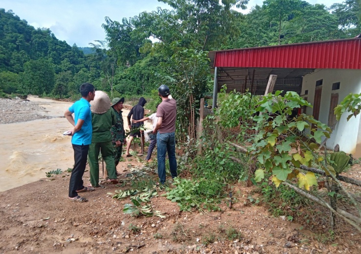 Lũ nuốt đường sát vào nhà dân, đe dọa sạt lở nhà dân ở xã Chiêu Lưu.