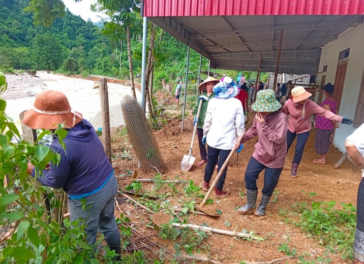 Lũ "nuốt chửng" nhiều tuyến đường, hàng nghìn người đang bị cô lập - 21