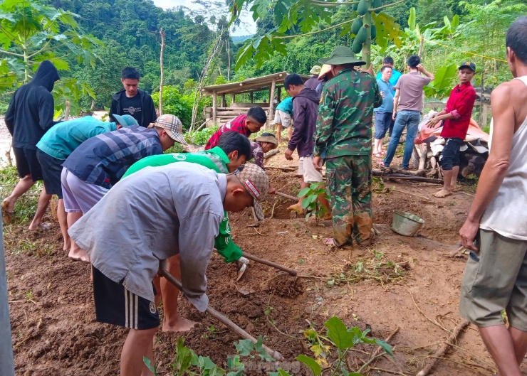Lũ "nuốt chửng" nhiều tuyến đường, hàng nghìn người đang bị cô lập - 22