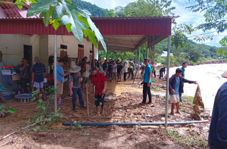 Để có đường đi lại, những ngày qua cơ quan chức năng đã huy động cán bộ cùng người dân làm một con đường tạm. Con đường mới mở phải đi nhờ qua thềm một hộ dân ở xã Chiêu Lưu.