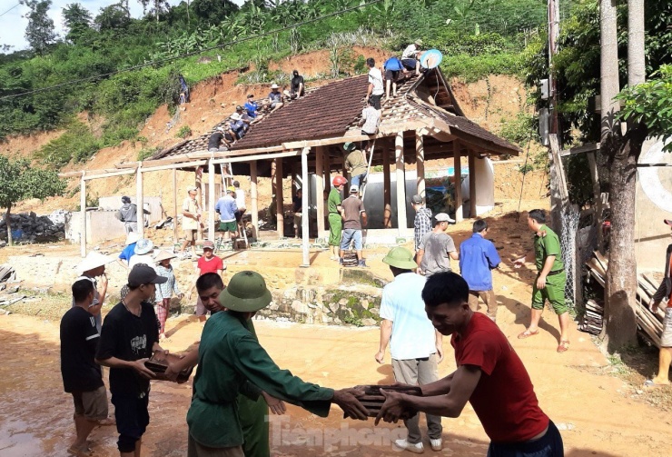 Theo lãnh đạo huyện Kỳ Sơn, mới đây qua kiểm tra cho thấy tại khối 4, thị trấn Mường Xén (phía trên đồi khu vực dự án chia lô đất khối 4, thị trấn Mường Xén) xuất hiện nhiều vết nứt, sụt lún. Đặc biệt xuất hiện 2 vết nứt với chiều dài khoảng 80m, rộng 30 cm, lún sâu gần 1m gây nguy hiểm và đe dọa sập xuống dưới.