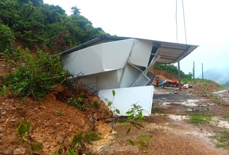Mưa lũ khiến 2 căn nhà ở xã Keng Du và Mường Típ bị hư hỏng hoàn toàn. Có 3 nhà ở xã Hữu Kiệm và Chiêu Lưu bị hư hỏng rất nặng. Có 18 nhà trên toàn huyện bị hư hỏng từ 30-50%. Có 25 nhà khác bị ảnh hưởng, 26 nhà phải di dời khẩn cấp và di dời do sạt lở đất.