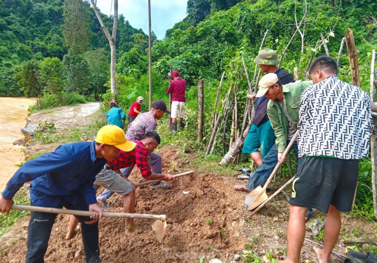 Hiện huyện Kỳ Sơn tiếp tục huy động lực lượng triển khai các phương án phòng chống thiên tai, đồng thời huy động phương tiện, nhân lực khắc phục hậu quả mưa lũ, hỗ trợ người dân dọn dẹp nhà cửa, sửa chữa, khắc phục những tuyến đường giao thông bị hư hỏng.
