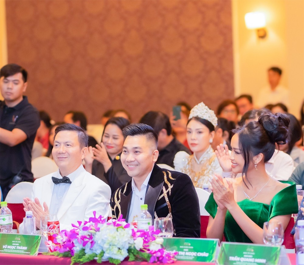 Nhà báo Vũ Ngọc Thành (vị trí thứ hai, từ bìa trái) - Giám đốc công ty TNHH Trung tâm Giải pháp - Bảo trợ Truyền thông VN- Trưởng Ban tổ chức chương trình “Lễ hội Văn hóa Măng Đen 2023”