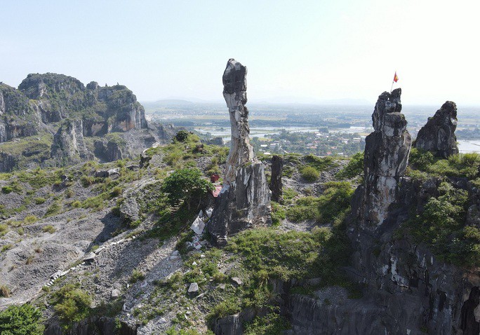 Thắng cảnh Hòn Vọng Phu trên đỉnh núi Nhồi, một thắng cảnh nổi tiếng của Thanh Hóa