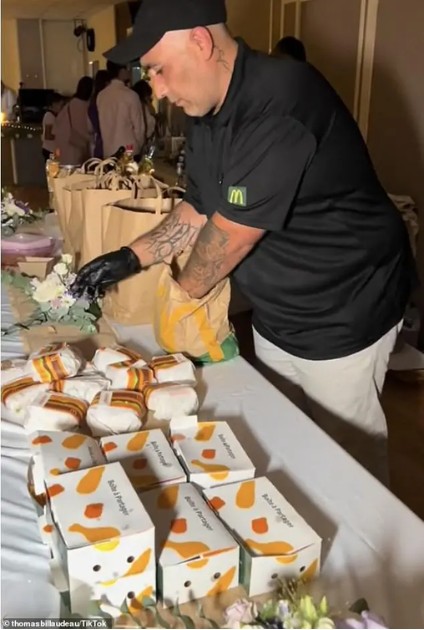 Thay vì tiệc cưới với các món truyền thống, cặp đôi quyết định cho khách thưởng thức đồ ăn nhanh. Ảnh: Ladbible