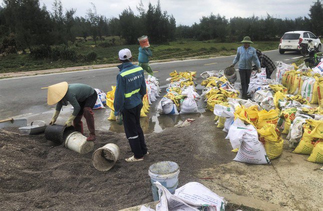 Lãnh đạo UBND xã Thịnh Lộc (huyện Lộc Hà) cho biết, sau ảnh hưởng mưa lũ vừa qua, ốc ruốc xuất hiện dọc bờ biển của xã này rất nhiều, nhất là lúc mực nước từ cổ chân đến ngang bụng. Không chỉ có người dân ở huyện Lộc Hà mà nhiều người dân ở tận trong địa bàn tỉnh Quảng Bình cũng ra đây cào bắt ốc ruốc.