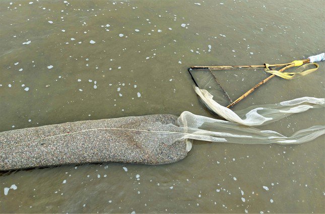 Dụng cụ để bắt ốc ruốc là chiếc vợt có cán sắt hoặc tre, dài khoảng 1,5 m, gắn lưới dài 5-8m .