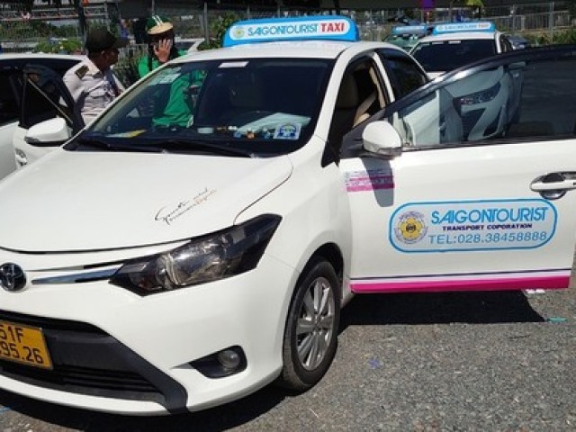 2 hãng taxi phải tạm dừng đón khách tại Tân Sơn Nhất do gian lận cước