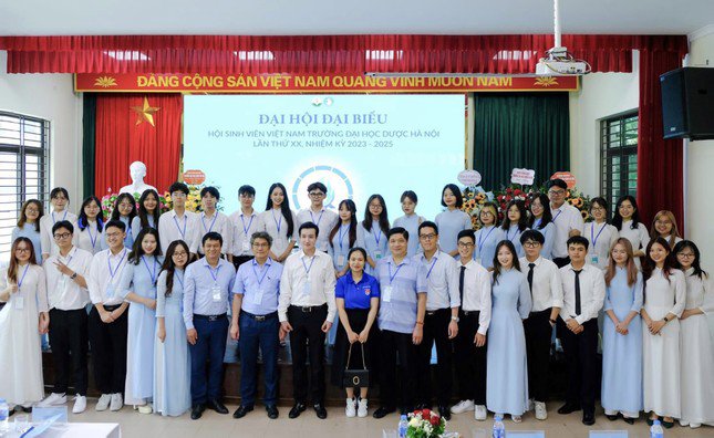 Minh Thảo cùng Ban Chấp hành khóa XIX, khóa XX và đại diện lãnh đạo Hội Sinh viên TP, lãnh đạo trường ĐH Dược Hà Nội.