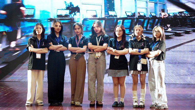 Minh Thảo trong Ban Tổ chức chương trình Tài hoa Duyên dáng Dược 2023.