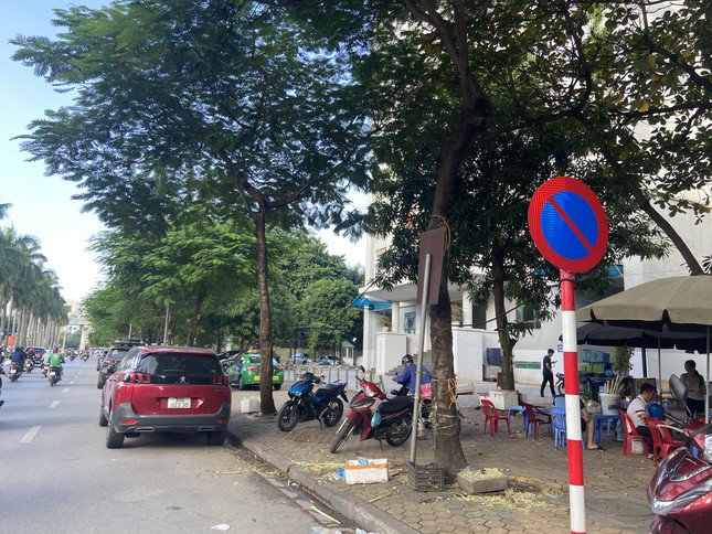 Tại những nơi có biển báo "cấm đỗ xe" trên hai tuyến phố Nguyễn Hoàng và Lê Đức Thọ xe đỗ thành hàng dài mặc dù đã được cắm biển "cấm đỗ xe".