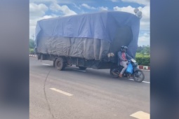 Xe máy - Xe đạp - Clip: Siêu phẩm xe máy "biến hoá" chở hàng như ô tô