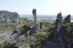 Tin tức trong ngày - Cận cảnh Hòn Vọng Phu ở Thanh Hóa có thể đổ sập bất cứ lúc nào