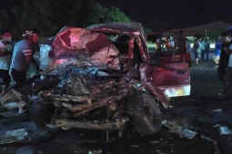 Tin tức trong ngày - CLIP: Người dân dùng xà beng, đưa tài xế ra khỏi ô tô con biến dạng