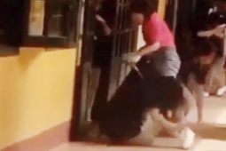 Tin tức trong ngày - Hiệu trưởng nói việc phát tán clip "nữ sinh quỳ trước cửa lớp" ảnh hưởng tới nhà trường