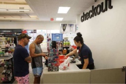 Kinh doanh - Doanh nghiệp "gây bão" vì treo biển không chấp nhận Gen Z