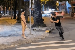 Giải trí - Bạn trai chụp hình "sống ảo" cho Lệ Quyên, Doãn Hải My làm dân mạng "cười nghiêng ngả"