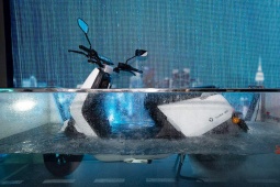 Thế giới xe - Có nên cho xe máy điện lội nước như "tàu ngầm" không?