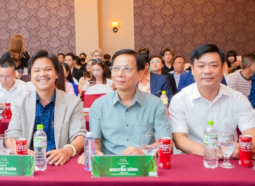 Thiếu tướng Nguyễn Dĩnh (chính giữa) – Nguyên cục trưởng C52 Bộ Công An – Ban Cố vấn chương trình “Lễ hội Văn hóa Măng Đen 2023”