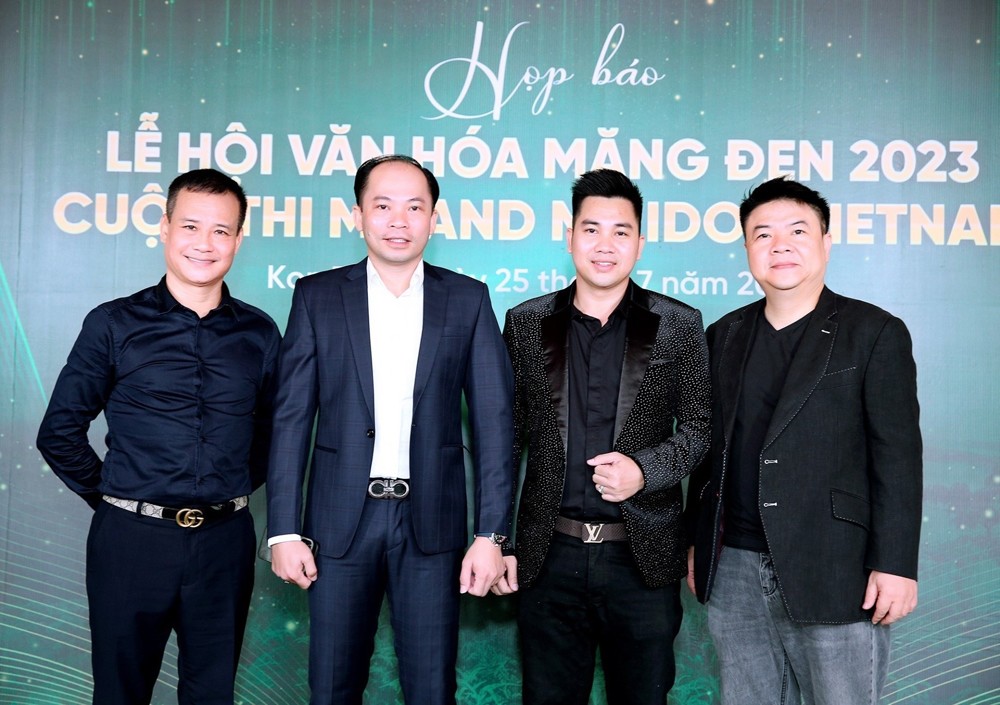 Ông Vũ Ngọc Thành – Trưởng Ban tổ chức (vị trị thứ hai, bìa phải) cùng Ông Nguyễn Thường Quân – CT Hội đầu bếp Việt Nam (ngoài cùng, bìa phải),Ông Trần Văn Bình – Phó CT Hội môi giới BĐS Việt Nam (vị trị thứ hai, bìa trái), Nhà báo Lê Viết Cường – Ban cố vấn chương trình (ngoài cùng, bìa trái).