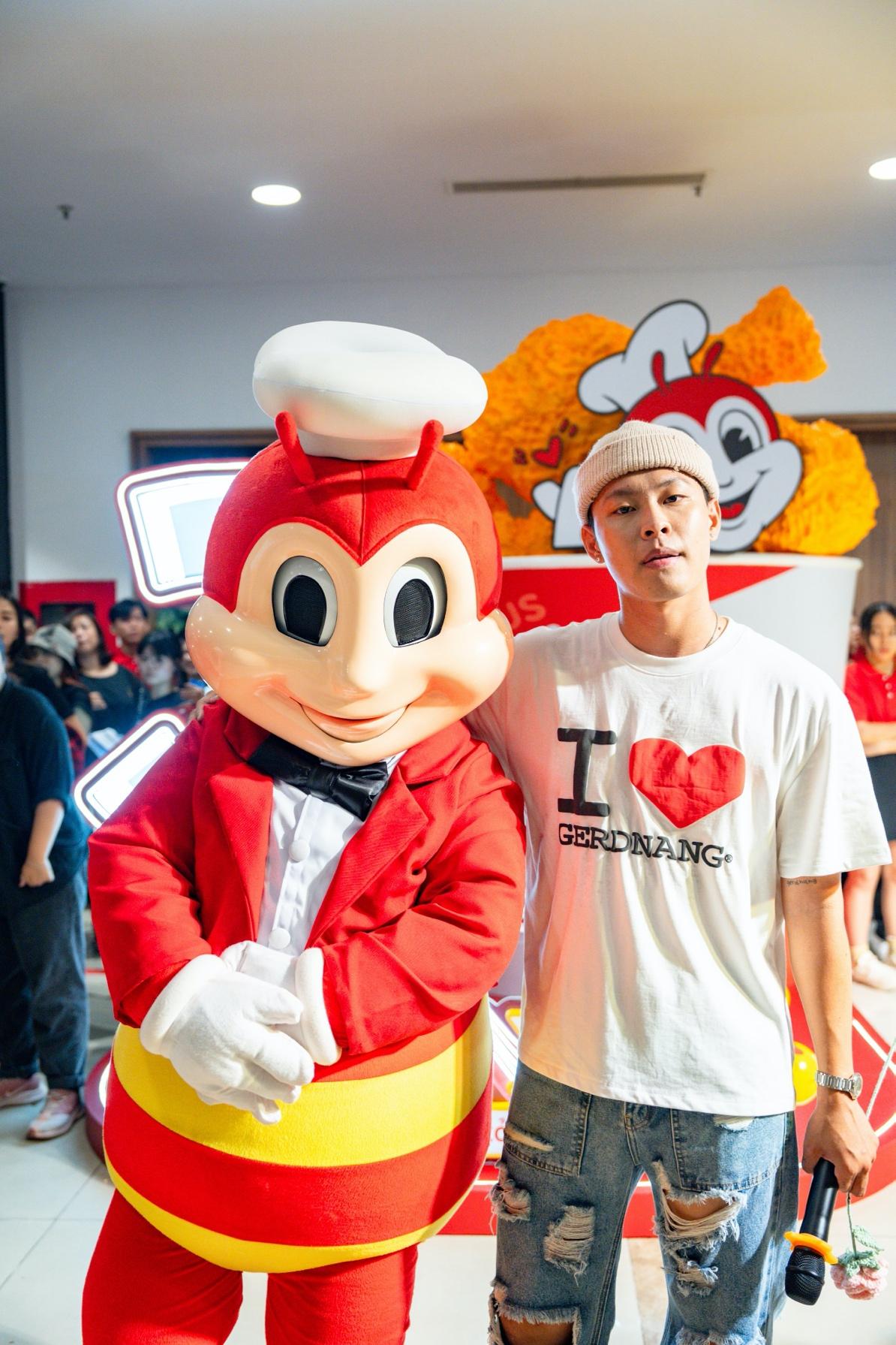 HURRYKNG “cool ngầu” chụp hình cùng chú Ong Bee dễ thương