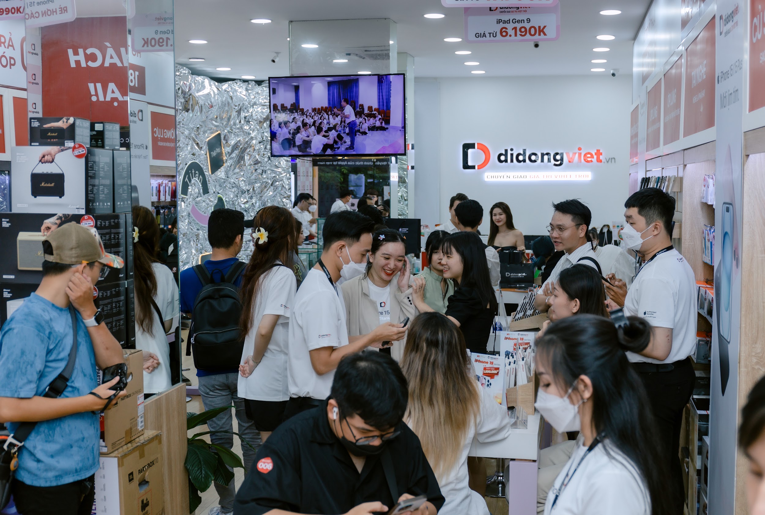 Nhiều khách hàng chọn mua iPhone 15 series tại Di Động Việt