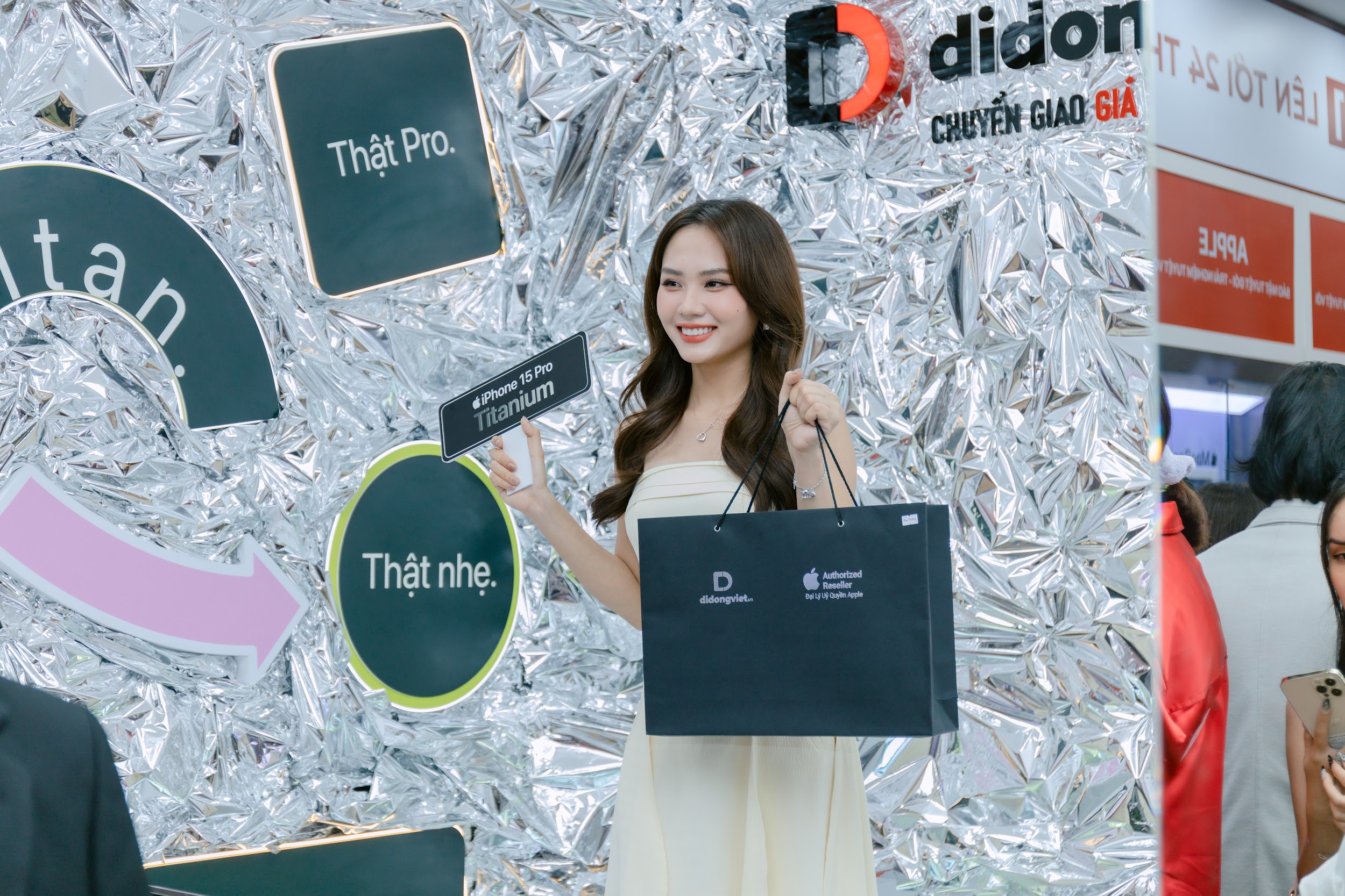 Hoa hậu Mai Phương vui vẻ nhận máy tại Di Động Việt
