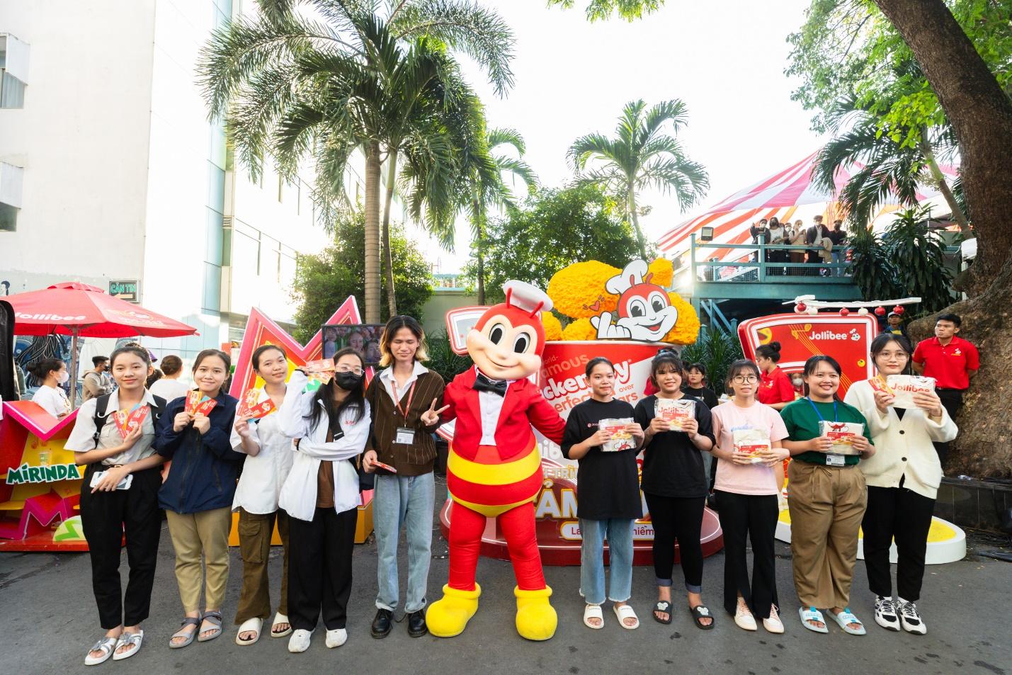 Nghe nhạc thật thích, nhận quà thật vui từ Jollibee.