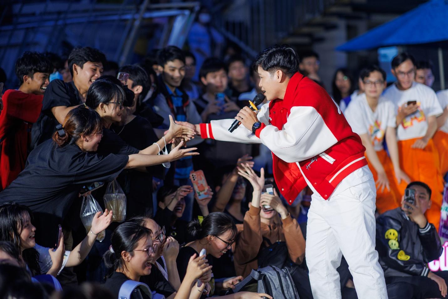 Rapper Long Nón Lá “cháy hết mình” với các sinh viên tại trường Đại học Sài Gòn.