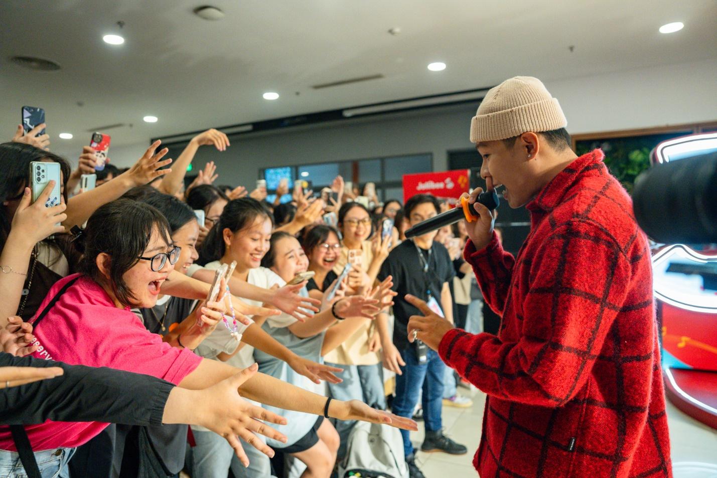 Sự xuất hiện của HURRYKNG khiến “thần dân” UEH thích mê, chìm đắm vào “bữa tiệc âm nhạc”.