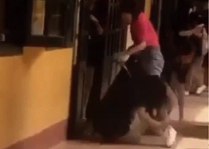 Hình ảnh học sinh quỳ trước cửa lớp bị cô giáo kéo lan truyền trên mạng xã hội. Ảnh cắt từ clip