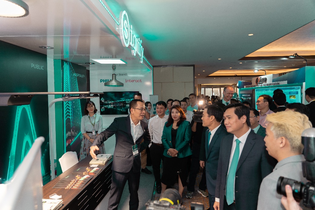 Ông Lê Quốc Thuận, Giám đốc kinh doanh kênh CSI trình bày tại gian hàng của Signify. Gian hàng được ông Nguyễn Tường Văn - thứ trưởng Bộ Xây dựng và ông Bùi Xuân Cường - Phó chủ tịch UBND TP. HCM ghé thăm