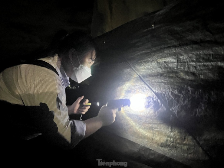 Nhân viên y tế bắt muỗi bằng máy