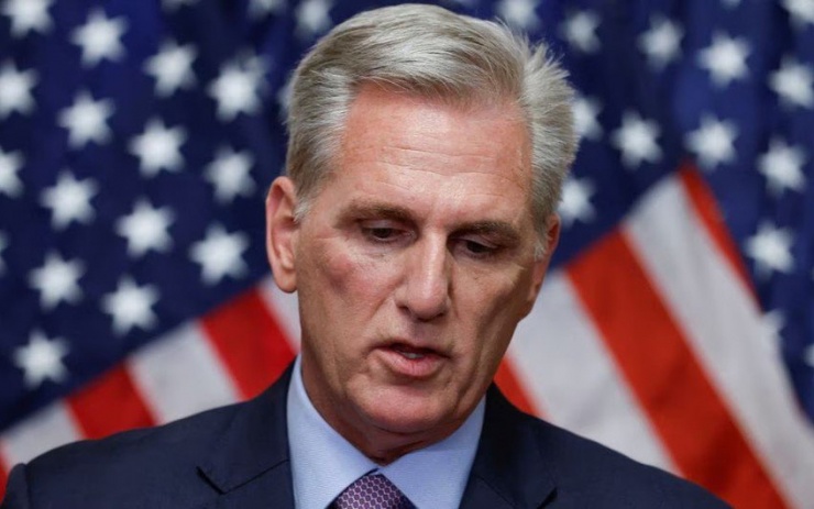 Ông Kevin McCarthy phát biểu với các phóng viên sau khi ông bị phế truất khỏi vị trí Chủ tịch Hạ viện Mỹ ngày 3-10. Ảnh: REUTERS