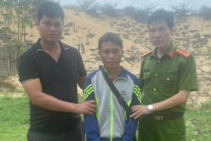 Nguyễn Văn Quyết (giữa) sau khi gây án bỏ trốn đã bị Công an huyện Lộc Hà bắt giữ. Ảnh: CA
