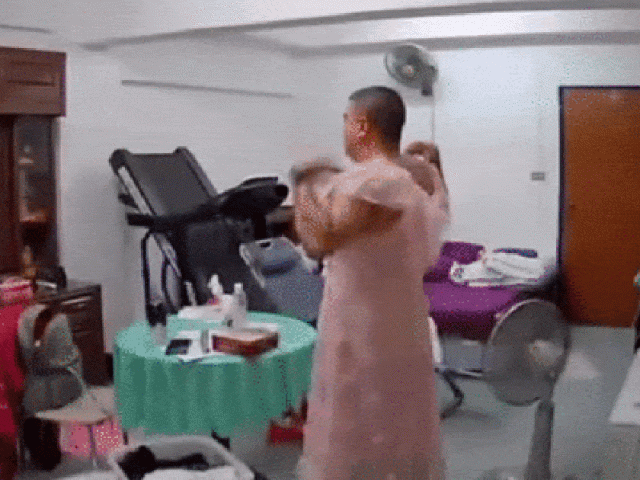 Bạn trẻ - Cuộc sống - Chồng hồn nhiên mặc chiếc váy màu hồng nữ tính, vợ xem qua camera bỗng thấy "cạn lời"