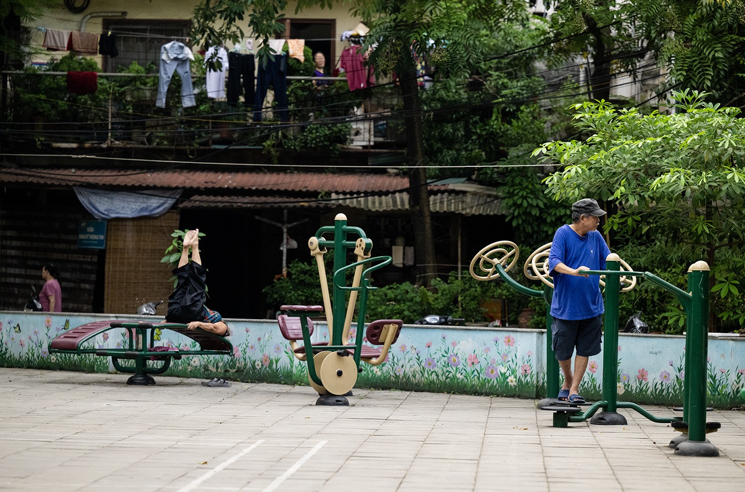 Ông Hùng -&nbsp;sống tại A11 khu tập thể Nghĩa Tân chia sẻ: "Diện tích căn hộ ở đây khá nhỏ, gia đình khá đông người, nên việc sinh hoạt và chứa đồ đạc trong gia đình vô cùng khó khăn. Vậy nên gia đình tôi cũng như nhiều gia đình sống trong khu tập thể này đều cơi nới, mở rộng khu vực "chuồng cọp" để thêm không gian".
