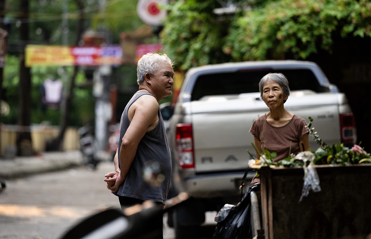 Bà Linh&nbsp;- sống tại A10 khu tập thể Nghĩa Tân chia sẻ: "Việc cải tạo khu tập thể này là nguyện vọng chung của rất nhiều hộ dân đang sống tại đây, vì theo thời gian, khu tập thể nơi chúng tôi sinh sống đã xuống cấp nghiêm trọng. Tôi sống ở đây được gần 32 năm rồi, nhiều khi cũng muốn bán để chuyển đi nơi khác, nhưng ít người mua và trả giá quá rẻ nên gia đình lại tiếp tục bám trụ. Khi nhận được thông tin khu tập thể tôi đang sống được thành phố lập quy hoạch để xây dựng lại chúng tôi mừng lắm".
