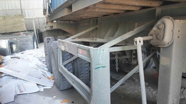 Hiện trường xảy ra vụ tai nạn ngay trên thùng xe container.