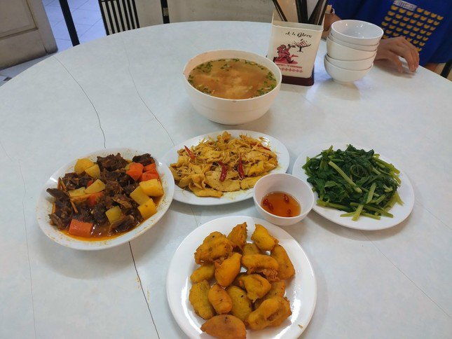 Bữa ăn với những món lèo tèo dành cho 8 vận động viên ảnh: P.V