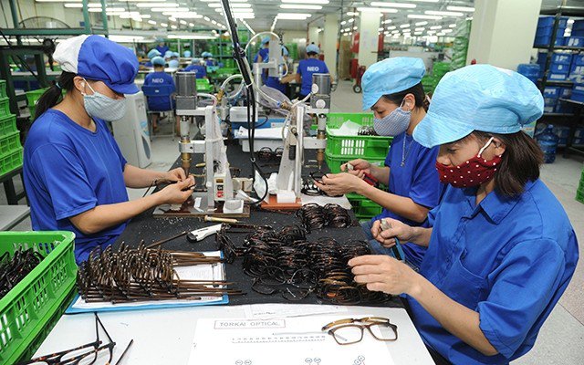 Công ty TNHH NEO Optical ở Bắc Giang với 100% vốn đầu tư của Pháp chuyên sản xuất kính mắt thời trang. Ảnh: TTXVN