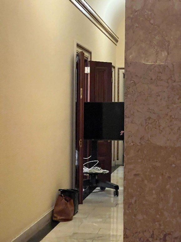 Đồ đạc được chuyển ra khỏi văn phòng của bà Nancy Pelosi ở Điện Capitol, thủ đô Washington D.C (Mỹ) 8 giờ tối 3-10. Ảnh: POLITICO