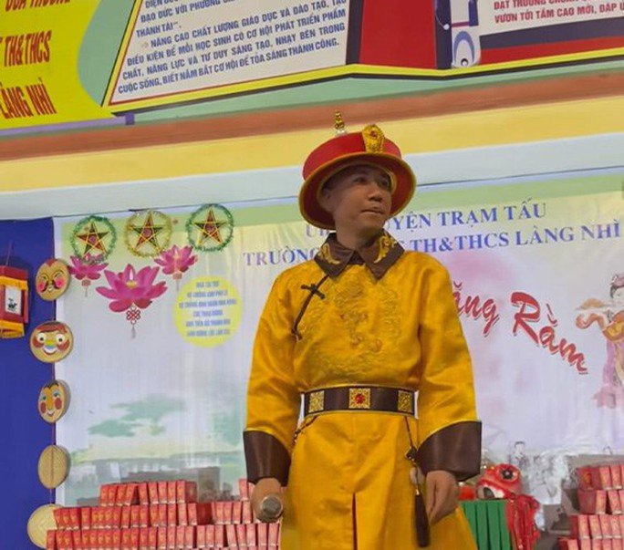 "Giang hồ mạng" Phú Lê mặc đồ vua nước ngoài thời phong kiến tặng quà, hát hò trong trường học trước khoảng 500 học sinh. Ảnh: Facebook