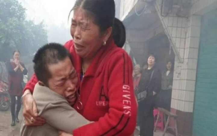 Liu Tao lao vào lòng mẹ như lúc 6 tuổi. Ảnh: Sina.