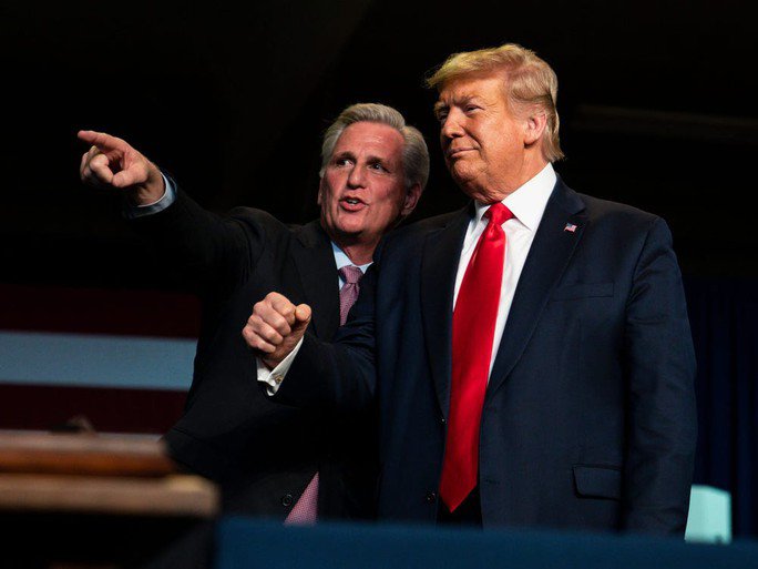 Ông Donald Trump (phải) và ông McCarthy trong một sự kiện ở bang Florida tháng 2-2020. Ảnh: AP