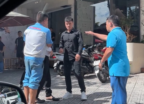 Mâu thuẫn việc thắt dây an toàn, tài xế (áo xanh) và 3 người khách xảy ra mâu thuẫn.